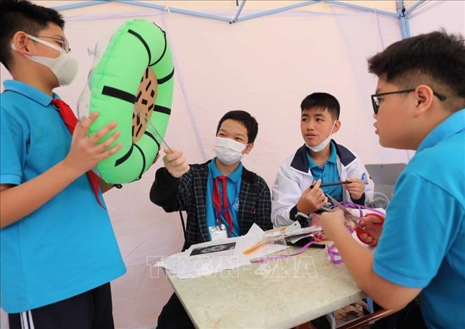 Nhằm tạo điều kiện cho học sinh có cơ hội trải nghiệm, học hỏi và thúc đẩy niềm yêu thích khoa học, Sở Giáo dục và Đào tạo thành phố Hà Nội cùng Tổ chức Kenan Foundation Asia (Kenan) phối hợp tổ chức hoạt động Hội trại Sáng tạo STEM 2022 với sự tham gia của 400 học sinh đến từ 10 trường THCS trên địa bàn thành phố. Ảnh: Thanh Tùng - TTXVN
