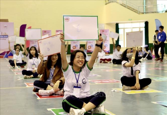 Các đội thi tham gia phần thi “Thầy trò trí tuệ” tại vòng chung kết sân chơi “Thầy trò cùng leo núi” lần thứ II, năm học 2020-2021 do Thành Đoàn thành phố Hồ Chí Minh tổ chức. Ảnh: Hồng Giang - TTXVN