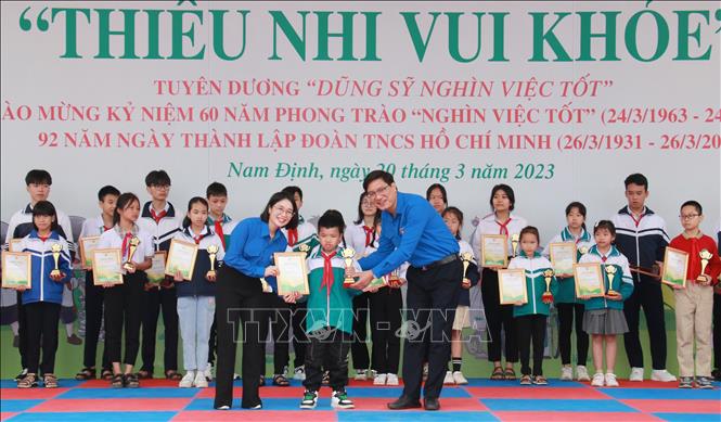 Tỉnh đoàn Nam Định tổ chức tuyên dương 30 gương “Dũng sĩ Nghìn việc tốt”. Đây là những đội viên, thiếu nhi tiêu biểu có thành tích xuất sắc trong phong trào “Nghìn việc tốt”, tích cực tham gia làm việc tốt. Ảnh: Nguyễn Lành - TTXVN