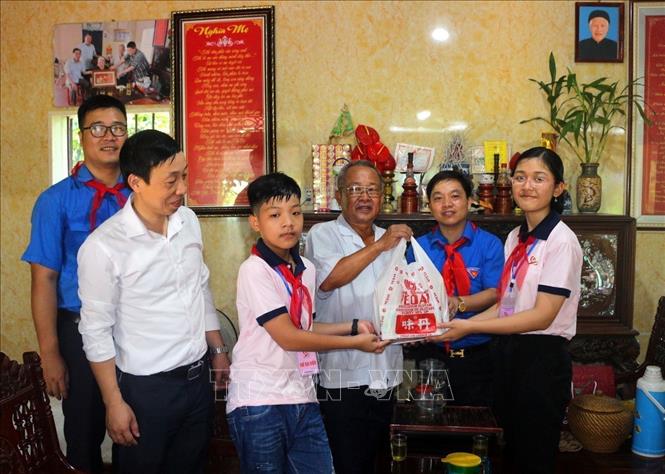Đoàn Đại biểu Cháu ngoan Bác Hồ tỉnh Hà Nam thăm, tặng quà các gia đình Bà Mẹ Việt Nam Anh hùng trên địa bàn huyện Bình Lục. Ảnh: Đại Nghĩa - TTXVN