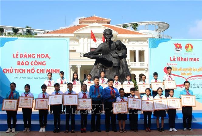 Trao tặng Bằng khen của Trung ương Đoàn cho thiếu nhi vượt khó học giỏi toàn quốc tại Liên hoan Thiếu nhi vượt khó học giỏi toàn quốc lần thứ 3 năm 2019 tại thành phố Hồ Chí Minh. Ảnh: Xuân Dự - TTXVN