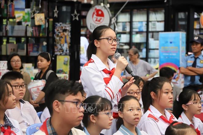 Các em thiếu nhi chia sẻ ý kiến của mình tại buổi toạ đàm “Thiếu nhi 4.0: Xem gì, Nghe gì, Đọc gì?” do Thành Đoàn Thành phố Hồ Chí Minh phối hợp Sở Thông tin và Truyền thông Thành phố Hồ Chí Minh tổ chức. Ảnh: Hồng Giang - TTXVN.