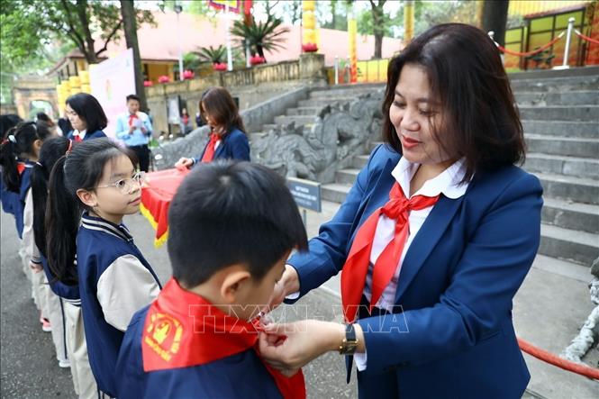 Liên đội trường tiểu học Trung Yên (quận Cầu Giấy, Hà Nội) long trọng tổ chức lễ kết nạp đội viên cho 106 nhi đồng xuất sắc của khối lớp 3 năm học 2022 – 2023. Đây là một hoạt động có ý nghĩa nhằm giáo dục truyền thống đối với các học sinh, đồng thời khơi dậy niềm tự hào, ý chí quyết tâm thi đua học tập và rèn luyện, phấn đấu học tập tốt. Ảnh: Huy Hùng - TTXVN