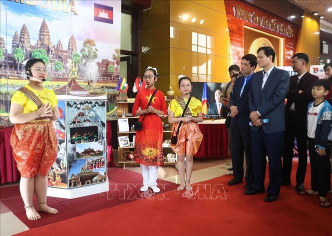 Thí sinh tham dự phần thi thuyết trình Chương trình “Thiếu nhi Việt Nam - Vươn ra thế giới” lần thứ nhất với chủ đề “Bản sắc ASEAN” do Hội đồng Đội Trung ương tổ chức. Ảnh: Thanh Thương- TTXVN