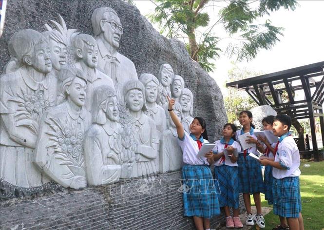 Học sinh đến tham quan và tìm hiểu tại Khu lưu niệm Thủ tướng Võ Văn Kiệt (Vĩnh Long). Ảnh: Lê Thúy Hằng - TTXVN