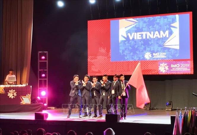 Đoàn học sinh Việt Nam tham dự kỳ thi đội tuyển Olympic Toán quốc tế lần thứ 60 – IMO 2019 tại Vương quốc Anh và xuất sắc giành 2 Huy chương Vàng, 4 Huy Chương Bạc. Với thành tích này, Việt Nam xếp thứ 7 trong số 110 quốc gia, vùng lãnh thổ dự thi. Ảnh: TTXVN phát