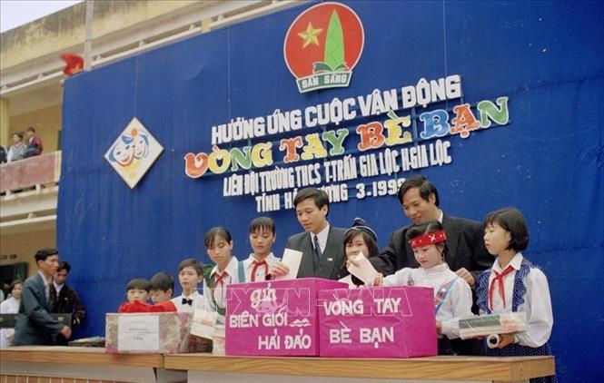 Các em học sinh và thầy cô trường THCS Gia Lộc, Hải Dương hưởng ứng Lễ phát động ủng hộ cuộc vận động 
