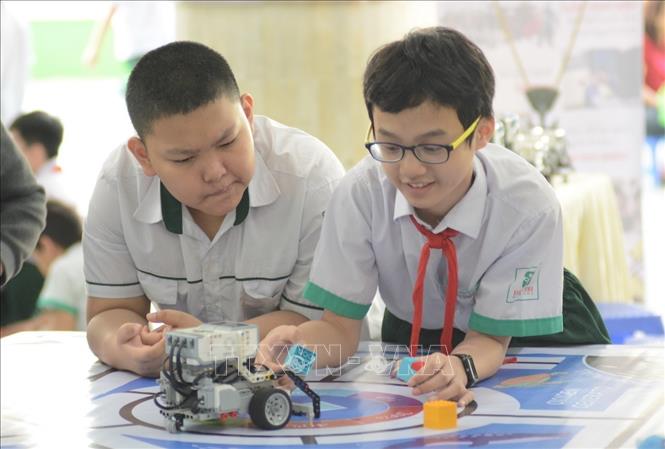 Học sinh Đà Nẵng trải nghiệm cùng với các chú robot tại “Ngày hội Trải nghiệm - Sáng tạo”. Ảnh: Văn Dũng - TTXVN