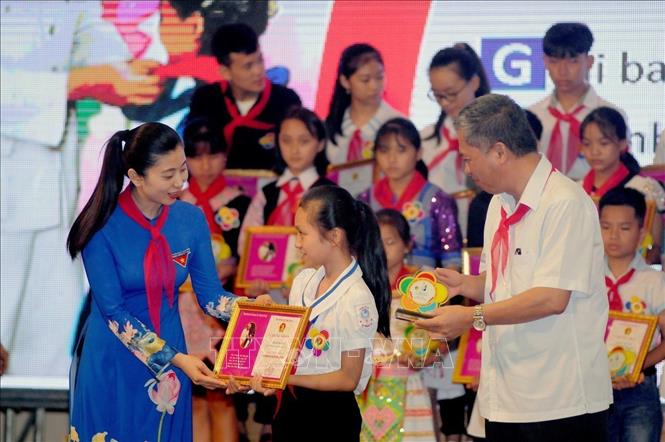 Lãnh đạo Ban Dân vận Tỉnh ủy Sơn La và Tỉnh đoàn trao chứng nhận danh hiệu Cháu ngoan Bác Hồ cấp tỉnh năm 2020 cho các thiếu nhi tiêu biểu. Ảnh: Quang Quyết - TTXVN