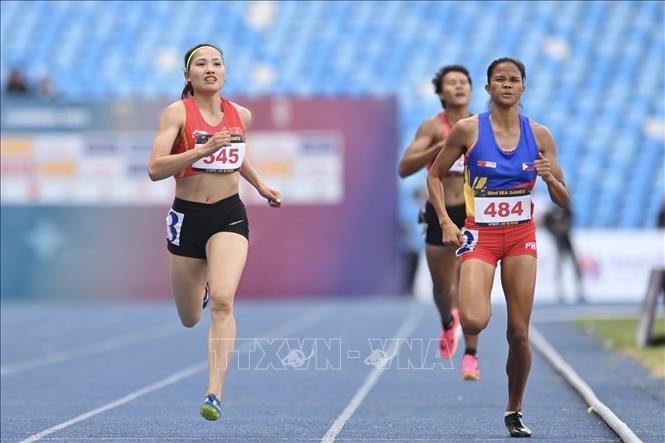 VĐV Nguyễn Linh Na (545, trái) thi đấu chạy 800m nội dung 7 môn phối hợp. Ảnh: Minh Quyết - TTXVN