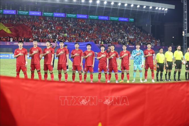 Đội U22 Việt Nam thực hiện nghi thức chào cờ. Ảnh: Hoàng Linh – TTXVN