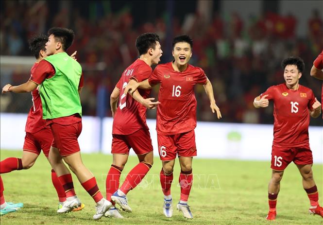 Niềm vui của Lê Quốc Nhật Nam (16) và đồng đội sau khi ghi bàn san bằng tỷ số 1-1 ở phút 53. Ảnh: Hoàng Linh-TTXVN