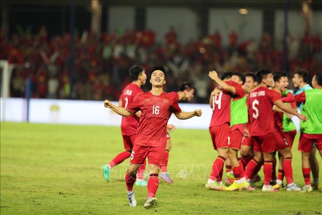 Niềm vui của Lê Quốc Nhật Nam (16) và đồng đội sau khi ghi bàn san bằng tỷ số 1-1 ở phút 53. Ảnh: Hoàng Linh-TTXVN