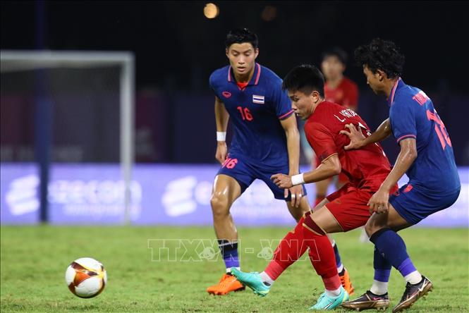 U22 Việt Nam dồn lên tấn công ngay từ đầu hiệp 2 khiến các cầu thủ U22 Thái Lan liên tục phạm lỗi và phải nhận liên tiếp 2 thẻ vàng. Ảnh: Hoàng Linh-TTXVN