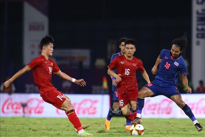U22 Việt Nam dồn lên tấn công ngay từ đầu hiệp 2 khiến các cầu thủ U22 Thái Lan liên tục phạm lỗi và phải nhận liên tiếp 2 thẻ vàng. Ảnh: Hoàng Linh-TTXVN
