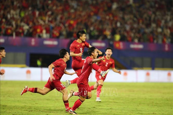 Niềm vui của Lê Quốc Nhật Nam (16) và đồng đội sau khi ghi bàn san bằng tỷ số 1-1 ở phút 53. Ảnh: Hoàng Linh-TTXVN