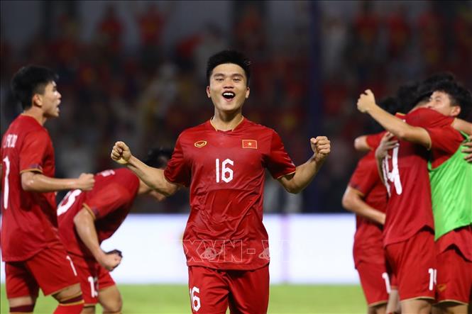 Niềm vui của Lê Quốc Nhật Nam (16) và đồng đội sau khi ghi bàn san bằng tỷ số 1-1 ở phút 53. Ảnh: Hoàng Linh-TTXVN
