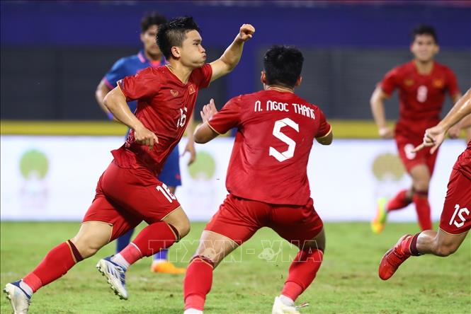 Niềm vui của Lê Quốc Nhật Nam (16) và đồng đội sau khi ghi bàn san bằng tỷ số 1-1 ở phút 53. Ảnh: Hoàng Linh-TTXVN