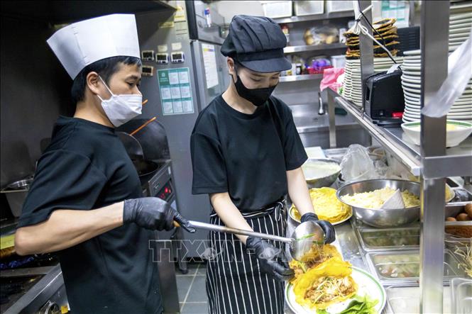 Trong ảnh: Đầu bếp nhà hàng Cộng 365 chế biến món bánh Xèo nổi tiếng của Việt Nam. Ảnh: Anh Nguyên-PV TTXVN tại Hàn Quốc.