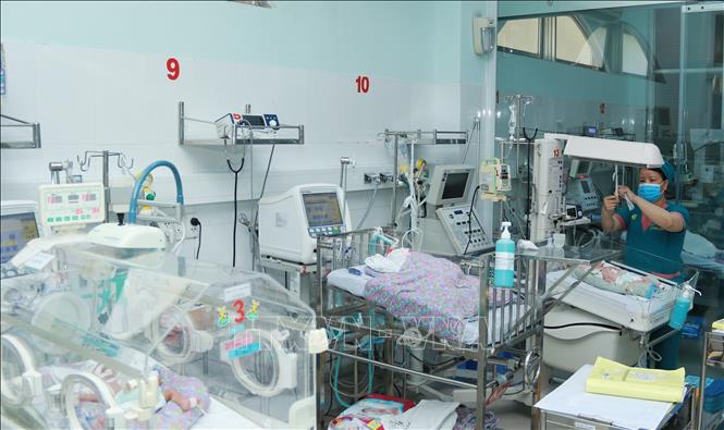 Trong ảnh: Khoa Hồi sức sơ sinh, Bệnh viện Nhi đồng 2 Thành phố Hồ Chí Minh, tiếp nhận hồi sức trẻ sinh non, trẻ mắc bệnh lý hiểm nghèo. Ảnh: Đinh Hằng – TTXVN