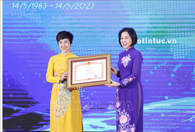 Trong ảnh: Tổng Giám đốc TTXVN Vũ Việt Trang trao Bằng khen của Thủ tướng Chính phủ cho bà Ninh Hồng Nga, Tổng biên tập Báo Tin tức. Ảnh: Minh Đức - TTXVN


