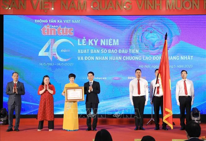 Bộ trưởng Bộ Thông tin và Truyền thông Nguyễn Mạnh Hùng trao Huân chương Lao động hạng Nhất cho Báo Tin tức. Ảnh: Tuấn Anh - TTXVN