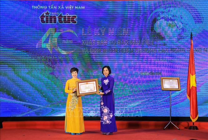 Tổng giám đốc TTXVN Vũ Việt Trang trao Bằng khen của Thủ tướng Chính phủ cho Tổng biên tập Báo Tin tức Ninh Hồng Nga. Ảnh: Tuấn Anh - TTXVN
