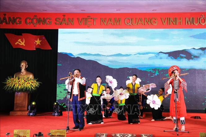 Tiết mục văn nghệ chào mừng kễ kỷ niệm. Ảnh: Tuấn Anh - TTXVN