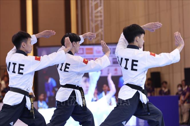 Ba VĐV Phạm Quốc Việt, Nguyễn Thiên Phụng, Nguyễn Trọng Phúc thi đấu ở chung kết nội dung Quyền tiêu chuẩn đồng đội nam và xuất sắc giành HCV với thành tích 7,54 điểm. Ảnh: Minh Quyết - TTXVN