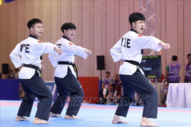 Ba VĐV Phạm Quốc Việt, Nguyễn Thiên Phụng, Nguyễn Trọng Phúc thi đấu ở chung kết nội dung Quyền tiêu chuẩn đồng đội nam và xuất sắc giành HCV với thành tích 7,54 điểm. Ảnh: Minh Quyết - TTXVN