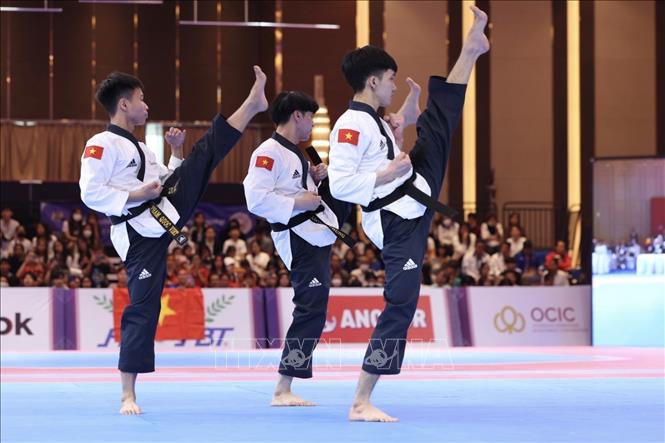 Ba VĐV Phạm Quốc Việt, Nguyễn Thiên Phụng, Nguyễn Trọng Phúc thi đấu ở chung kết nội dung Quyền tiêu chuẩn đồng đội nam và xuất sắc giành HCV với thành tích 7,54 điểm. Ảnh: Minh Quyết - TTXVN