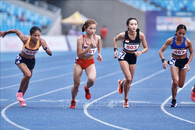 VĐV Nguyễn Thị Oanh (561) xuất phát thi đấu nội dung chạy 10.000m nữ. Ảnh: TTXVN