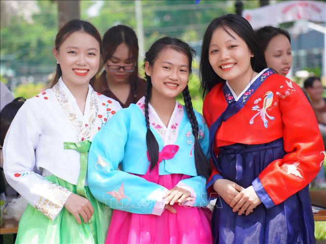 Trong ảnh: Sinh viên Việt Nam hào hứng với trang phục truyền thống của Hàn Quốc. Ảnh: TTXVN phát 