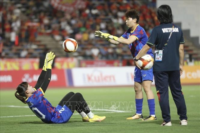 Các cầu thủ đội tuyển nữ Việt Nam khởi động trước trận đấu. Ảnh: Minh Quyết - TTXVN