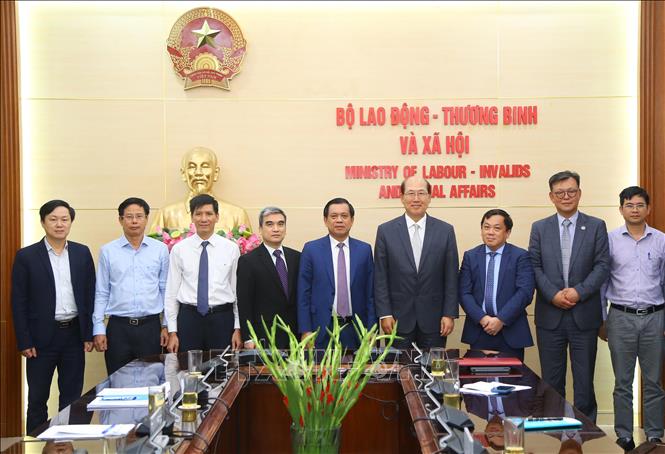 Thứ trưởng Bộ Lao động - Thương binh và Xã hội Nguyễn Bá Hoan và Tổng Thư ký Hàng hải quốc tế Kitack Lim cùng các đại biểu tại buổi tiếp. Ảnh: TTXVN