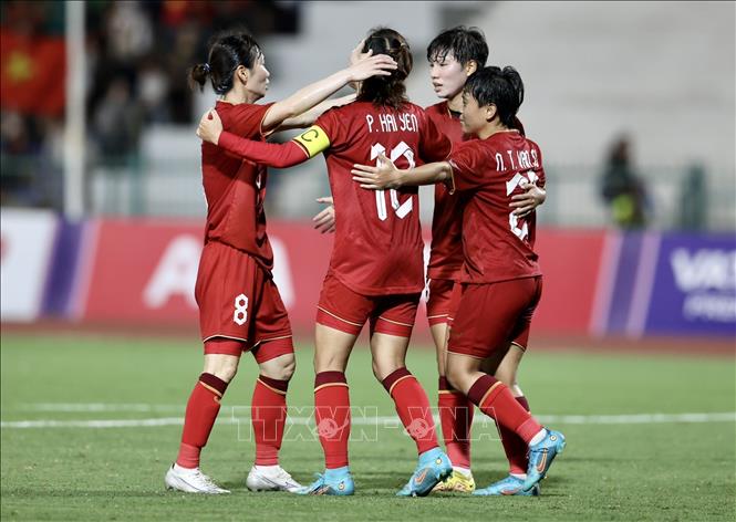 Hải Yến (12) và đồng đội ăn mừng bàn thắng nâng tỷ số lên 2-0. Ảnh: Hoàng Linh-TTXVN