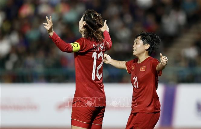 Hải Yến (12) và đồng đội ăn mừng bàn thắng nâng tỷ số lên 2-0. Ảnh: Hoàng Linh-TTXVN