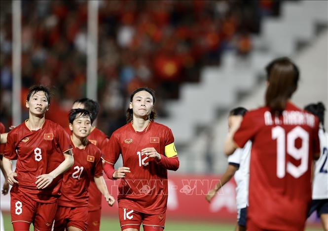Hải Yến (12) và đồng đội ăn mừng bàn thắng nâng tỷ số lên 2-0. Ảnh: Hoàng Linh-TTXVN