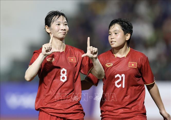 Niềm vui của Thuỳ Trang (8) sau khi ghi bàn nâng tỷ số lên 3-0 ở phút 36. Ảnh: Hoàng Linh-TTXVN