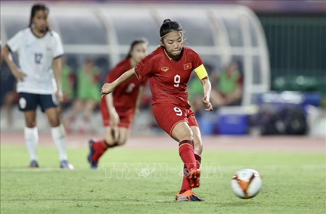 Huỳnh Như (9) ghi bàn từ chấm 11m ở phút 90, ấn định kết quả 4-0 cho tuyển nữ Việt Nam. Ảnh: Hoàng Linh-TTXVN