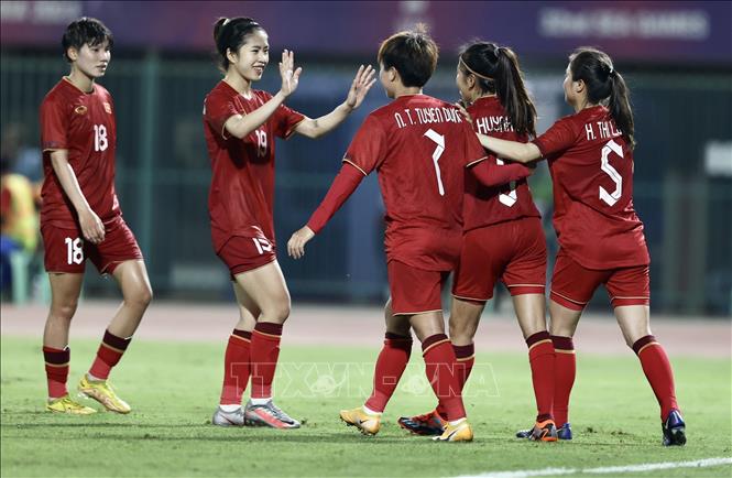 Các cầu thủ đội tuyển nữ Việt Nam ăn mừng bàn thắng ấn định tỷ số 4-0 của Huỳnh Như (9) từ chấm 11m ở phút 90. Ảnh: Hoàng Linh-TTXVN