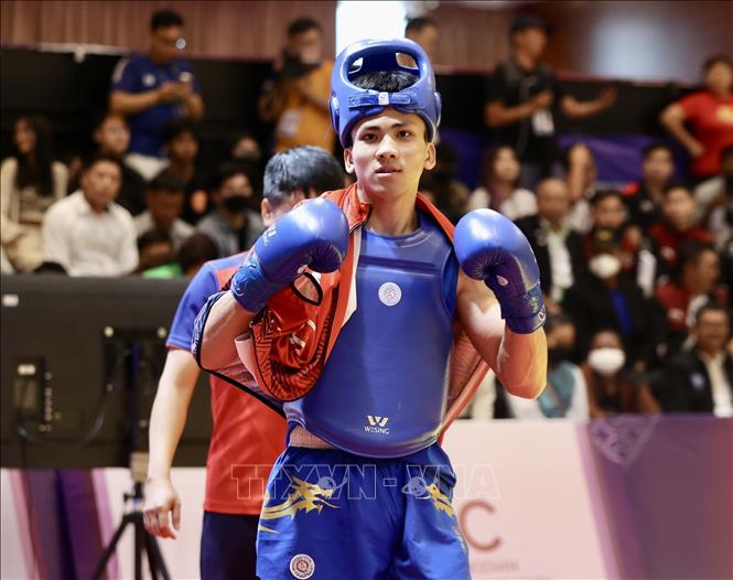 Truong Van Chuong wins a gold in the men's 65kg category. VNA Photo