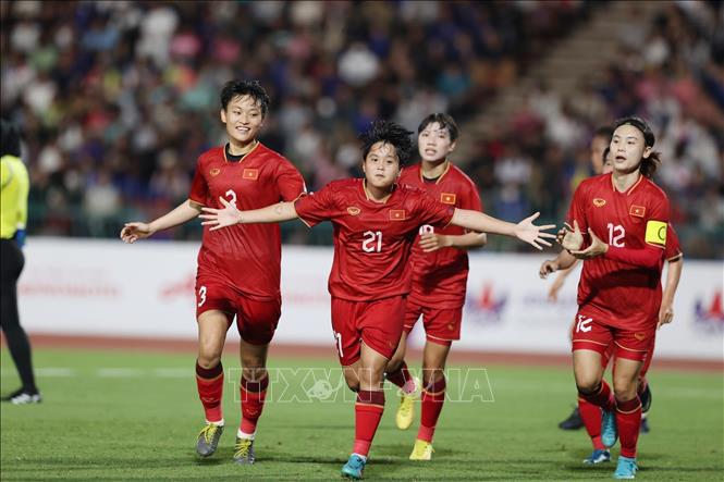 Ngan Thi Van Su (21) opens the first goal for Vietnam in the 20th minutes. VNA Photo