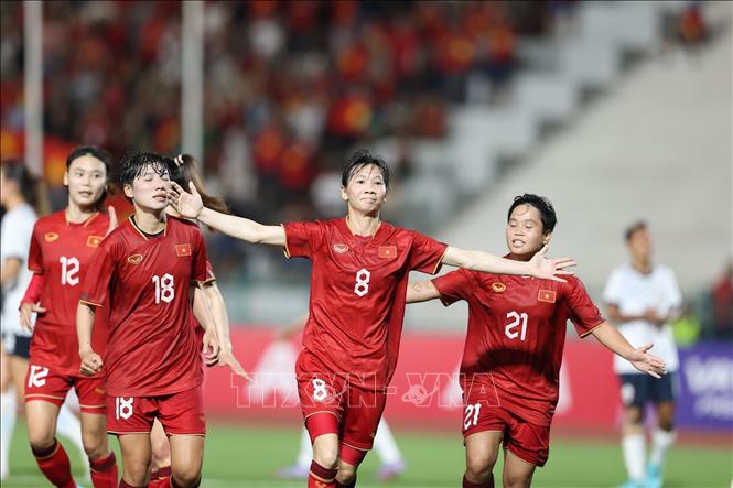 Tran Thi Thuy Trang (8) makes it 3-0 for Vietnam. VNA Photo