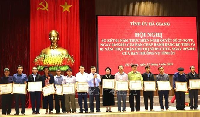Phó Bí thư Tỉnh ủy Hà Giang Nguyễn Mạnh Dũng trao Bằng khen của Tỉnh ủy cho các cá nhân có thành tích xuất sắc. Ảnh: Minh Tâm - TTXVN