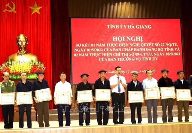 Chủ tịch UBND tỉnh Hà Giang Nguyễn Văn Sơn trao Bằng khen của Tỉnh ủy cho các cá nhân có thành tích xuất sắc. Ảnh: Minh Tâm-TTXVN