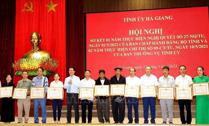 Bí thư Tỉnh ủy Hà Giang Đặng Quốc Khánh trao Bằng khen của Tỉnh ủy cho các tập thể có thành tích xuất sắc. Ảnh: Minh Tâm-TTXVN