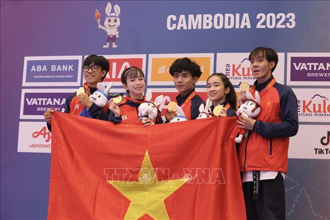 Niềm vui của 5 VĐV Việt Nam khi giành HCV nội dung Quyền sáng tạo đồng đội. Ảnh: TTXVN