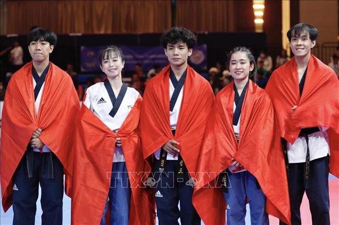 5 VĐV Nguyễn Ngọc Minh Hy, Nguyễn Thị Mộng Quỳnh, Hứa Văn Huy, Châu Tuyết Vân, Trần Đăng Khoa thi đấu xuất sắc, đạt 7,040 điểm, giành HCV nội dung Quyền sáng tạo đồng đội - tấm HCV thứ hai cho Taekwondo Việt Nam. Ảnh: TTXVN