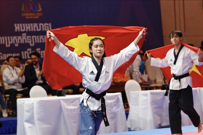 Niềm vui của Nguyễn Thị Mộng Quỳnh và đồng đội khi giành HCV nội dung Quyền sáng tạo đồng đội. Ảnh: TTXVN